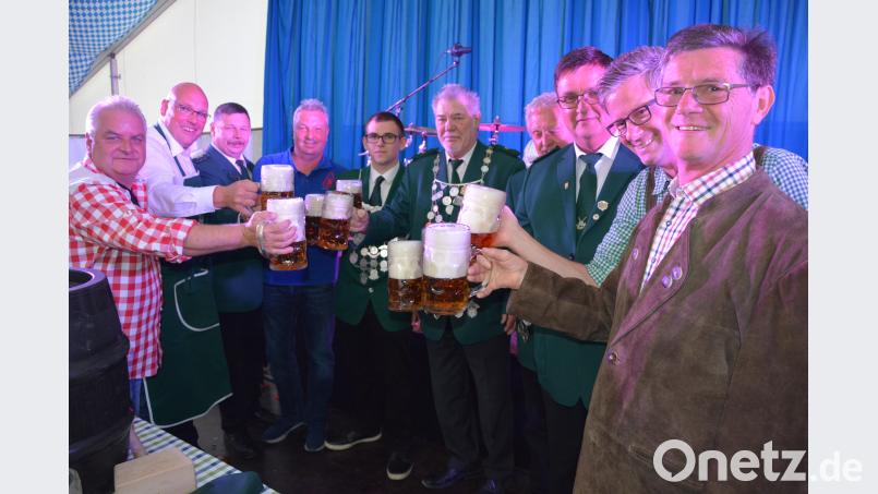 Ein Prost aufs Rawetzer Schützenfest: Festwirt Armin Reichelt und Oberbürgermeister Oliver Weigel (von links) sowie Otto und Andreas Nothhaft (von rechts) prosten sich und den Schützen zu. jr