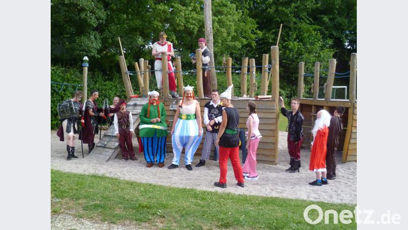 Viel Beifall ernteten die hübsch kostümierten kleinen und größeren Schauspieler beim Schlussbild vor dem Piratenschiff. (usc)