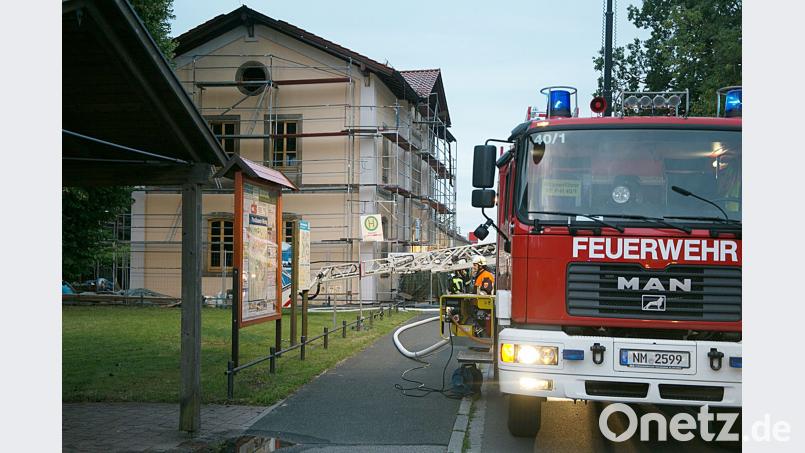 Sonntagnacht brannte ein Bahnhofsgebäude in Postbauer-Heng, das eigentlich gerade renoviert wird. Jürgen Masching
