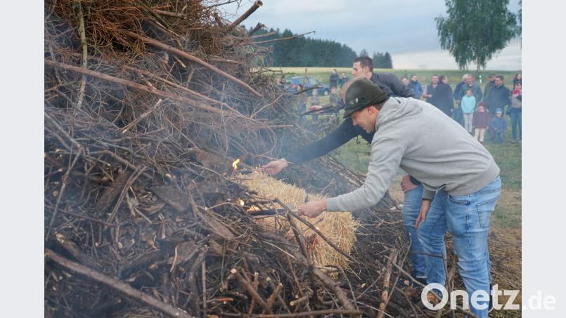 Anzünden des KLJB Johannisfeuer. fvo