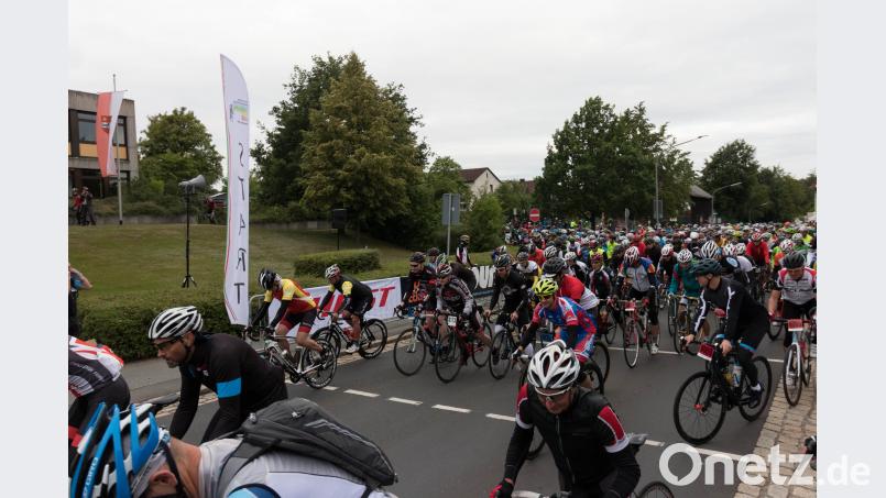 Schon beim ersten Start sind mehrere Hundert Fahrer dabei und machen sich auf zu den großen Touren. Trott, David