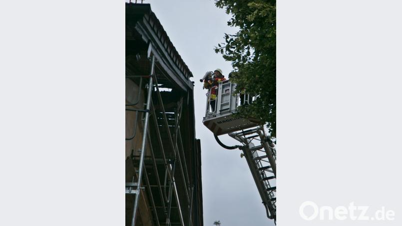 Sonntagnacht brannte ein Bahnhofsgebäude in Postbauer-Heng, das eigentlich gerade renoviert wird. Jürgen Masching