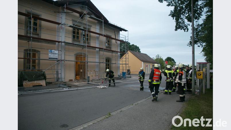 Sonntagnacht brannte ein Bahnhofsgebäude in Postbauer-Heng, das eigentlich gerade renoviert wird. Jürgen Masching