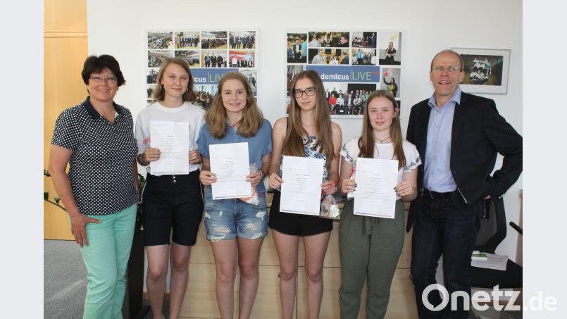 Die Schülerinnen erzielten Erfolge im Einzelwettbewerb des Faches Latein. Schulleiter Ludwig Pfeiffer (rechts) und Fachbetreuerin Monika Krauß (links) überreichten Urkunden und Sachpreise. lg