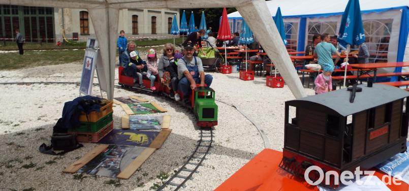 Wer kann da widerstehen, auf so einem süßen Zug ums Gelände zu tuckern? Kleine können es beim Drehscheibenfest ebenso wenig wie Große. e
