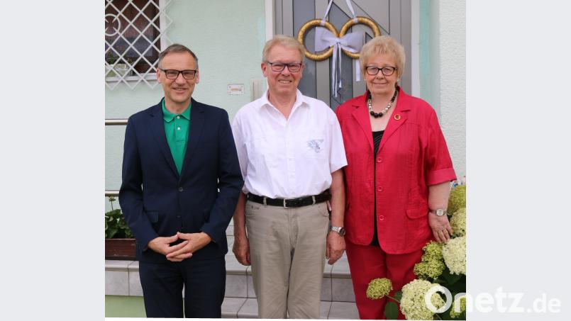 Bürgermeister Bernd Sommer zusammen mit Sebastian und Regina Zeitler, die Gold-Hochzeit feierten. kdi