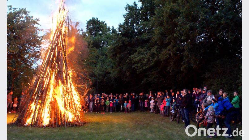 Hoch lodern die Flammen des Neunkirchener Johannisfeuers. Kreuzer, Reinhard [KZR]