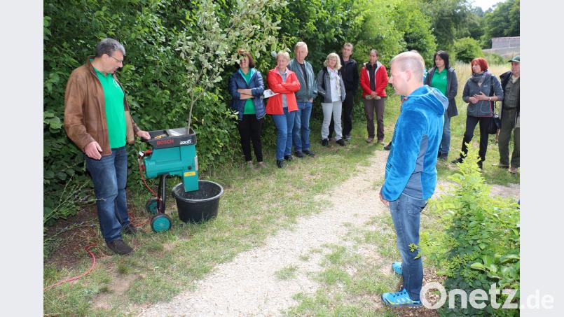 Josef Häckl zeigt einen der vereinseigenen Gartenhäcksler in Aktion. [RPP]