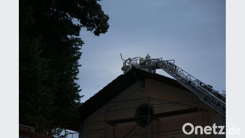 Sonntagnacht brannte ein Bahnhofsgebäude in Postbauer-Heng, das eigentlich gerade renoviert wird. Jürgen Masching
