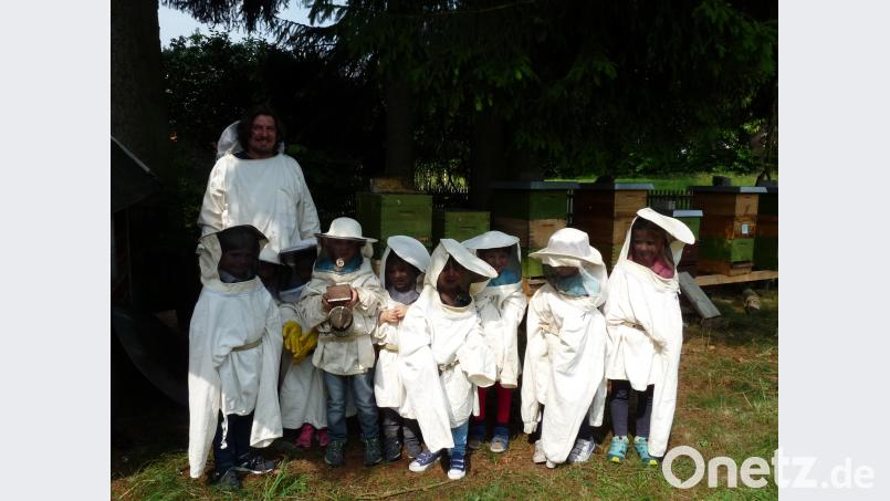 Die Kinder schlüpften auch in die Imkeranzüge. fpoz