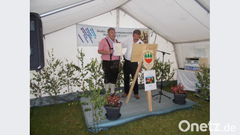 Wolfgang Kellner (links) erhielt aus der Hand von Landesverbandsmitglied Markus Eppenich, die Verdienstmedaille Stufe II des Eigenheimerverbandes Bayern. Privat