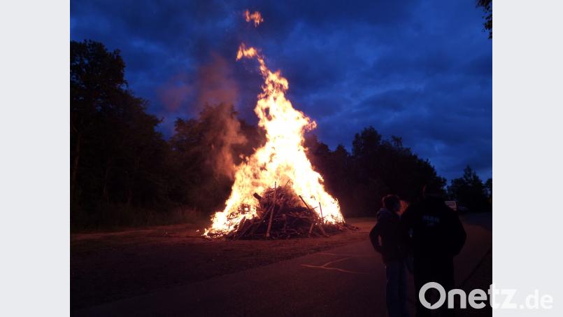 Das loderende Feuer sorgte bei den kalten Temeraturen für wohlige Wärme. sl