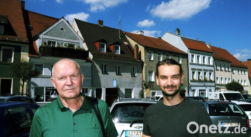 Am Malteserplatz kritisierten Eberhard Meier (l.) und Manuel Werthner (r.)  die  heruntergekommenen „Elendshütten“, ein nicht hinzunehmender Leerstand, den aber die Immobilieneigentümer zu verantworten haben, die Stadt könne nur bei einsturzgefährdenden Häusern eingreifen. (gfr)