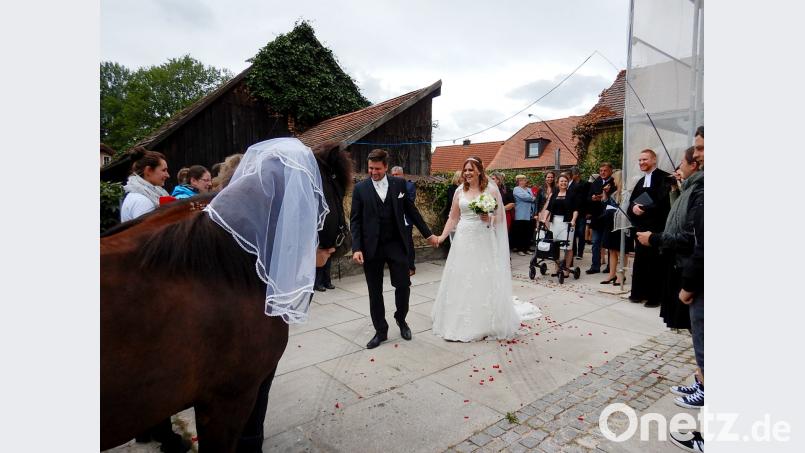 Carina und Lukas Ascherl gaben sich in Wurz das Ja-Wort. Sie hatten sich beim Reiten auf dem Lipperthof kennen- und lieben gelernt. Ihre Islandpferde hatte der IPZV Oberpfalz-Nord als Brautpaar geschmückt. Rechts Pfarrer Christoph Zeh aus Erbendorf. ma