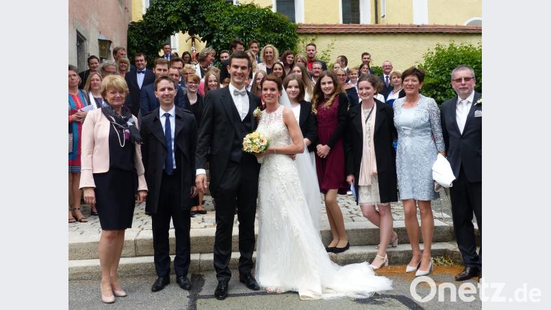 Das frisch getraute Paar im Kreise seiner Eltern, Geschwister, Trauzeugen, Verwandte und Freunde vor dem Kirchenportal in Michldorf. Schärtl, Sieglinde [sl]