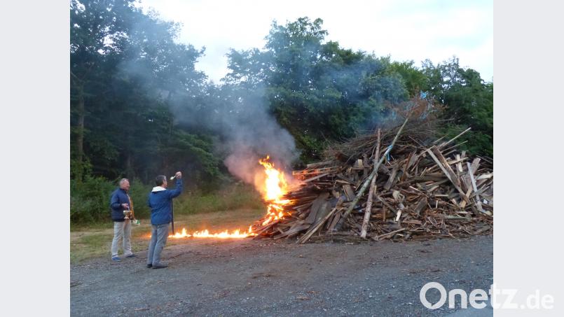 Pfarrer Adam Nieciecki segnete das Feuer, das zuvor Vorsitzender Robert Zirngibl entzündete. sl