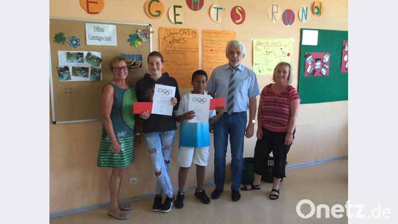 Olympische Ringe auf den Urkunden: Betreuerin Sigrid Luber, die Sieger Elouisa Rother und Gabriel Mallard, Direktor Wolfgang Pfeifer und Gruppenleiterin Christine Mehlhorn (von links) freuten sich bei der Siegerehrung über die gelungene Sommerolympiade der Ganztagsschule an der Walter-Höllerer-Realschule. lhc
