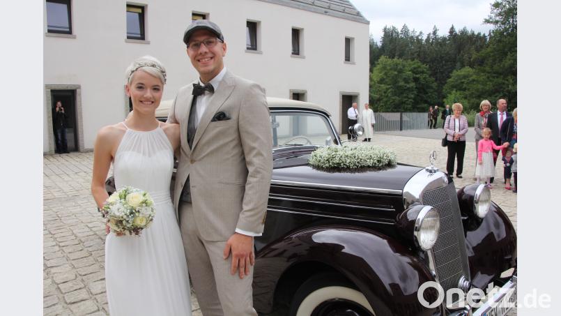 Lena Kasseckert und Daniel Bäuml vor ihrem Hochzeitsauto, ein Oldtimer. Konrad Rosner
