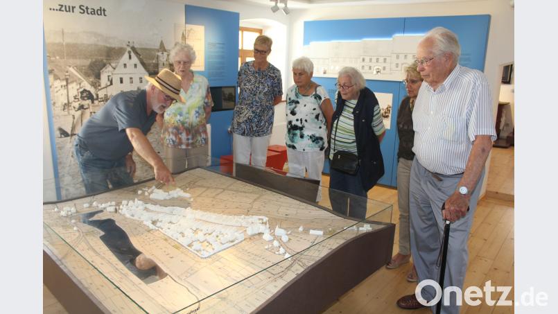 Karlheinz Keck (links), Vorsitzender des Heimatvereins, erklärt den Senioren das Stadtmodell. hev