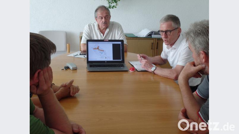 Am Laptop informiert Manfred Gebhardt (Zweiter von rechts) von der Innovativen Kommunikations-Technologien (I-KT) Manstorfer und Hecht  interessierte Bürger aus den Weilern der Gemeinde Schlammersdorf über den weiteren Breitbandausbau beim zweiten Förderverfahren. Bürgermeister Gerhard Löckler (Bildmitte hinten) hatte zu den Informationsgespräch eingeladen. br