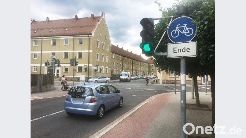 Um 23 Uhr wurde die Ampel an der Kreuzung Frauenrichter-/Leimberegrstraße abgeschaltet. Eine viertel Stunde später kam es im vergangenen Jahr zu vier Vorfahrtsunfällen. Die Behörden reagierten schnell. Seitdem die Ampel bis Mitternacht leuchtet, ist es mit den Unfällen vorbei. Bild: Schönberger gsb