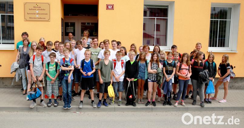 Die deutschen und tschechischen Schüler sind in Plesna der Geschichte auf der Spur. Gemeinsam mit (von links) Jugendsozialarbeiter Jörg Wetzel und Lehrerin Michaela Suleková sowie (hinten, von links) Jan Nedvéd vom Museum Karlsbad und Plesnas Bürgermeister Petr Schaller lernen sie . njn