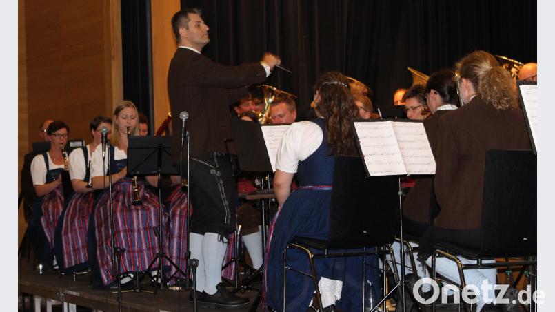 Mit musikalischem Können begeisterte die Stadtkapelle bei der 25. Burghofserenade. Eine Premiere war es auch für Dirigent Markus Held, der zum ersten Mal bei dieser Veranstaltung den Stab des Gesamtorchesters führte. sns