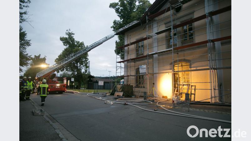 Sonntagnacht brannte ein Bahnhofsgebäude in Postbauer-Heng, das eigentlich gerade renoviert wird. Jürgen Masching