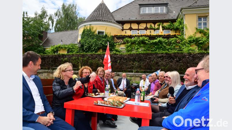 SPD-Landtagskandidat Uwe Bergmann und Landesvorsitzende Natascha Kohnen (von links) unterhalten sich auf der Vilsplätte mit Jürgen W. Ruttmann (Zweiter von rechts) und anderen Parteianhängern teils sehr amüsiert über ihre Lebenserfahrungen und aktuelle politische Themen. Petra Hartl