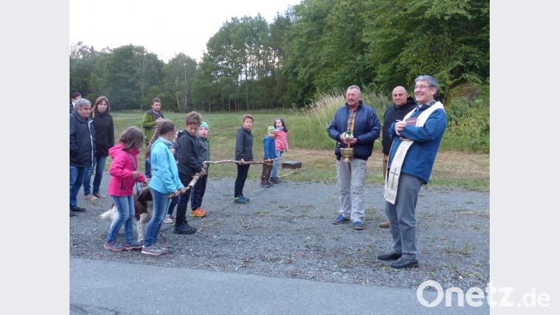 Die Kinder bilden eine Sperre vor dem Feuer. sl