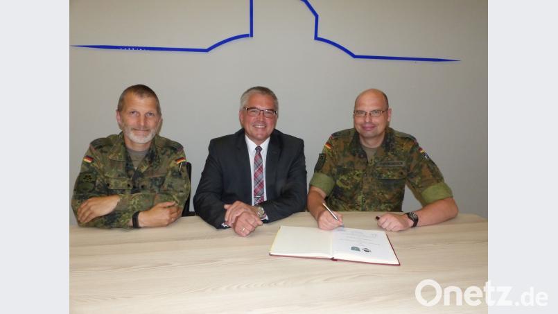 Antrittsbesuch bei Bürgermeister Richard Tischler: Obersteutnant Stefan Reiße und sein Nachfolger, der neue Kommandeur Peer Papenbroock, trugen sich ins Gästebuch der Stadt Pfreimd ein. Völkl
