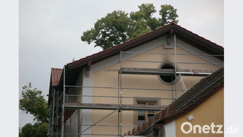 Sonntagnacht brannte ein Bahnhofsgebäude in Postbauer-Heng, das eigentlich gerade renoviert wird. Jürgen Masching