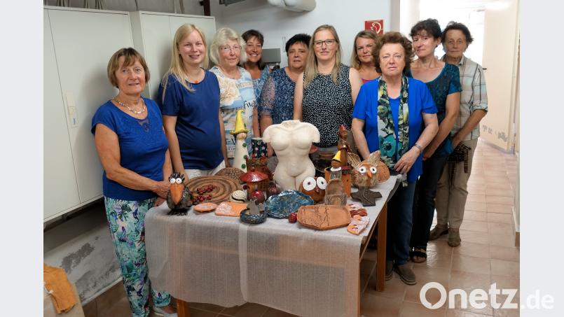 Das Ergebnis des Töpferkurses präsentierten die Kursteilnehmer am Abschlussabend: Einmalige Exponate und Kunstwerke des Lehrgangs „Keramik für drinnen und draußen“ schmücken künftig heimische Gärten und Wohnungen . Die Dozentin der Volkshochschule, Ursula König (Dritte von rechts), lobte die Ideen und Ausführungen ihrer Lehrgangsteilnehmer besonders. bsc