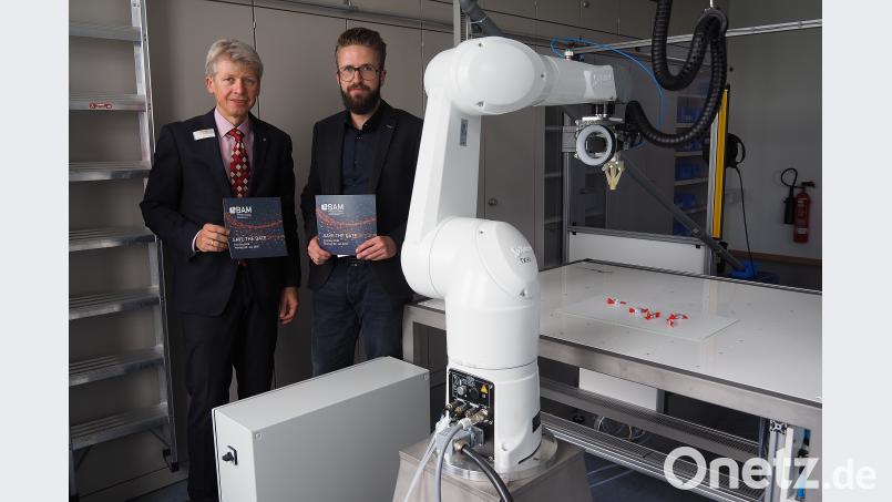 Abschließend verteilt der Roboterarm Bonbons. Doch vorher stellten (von links) OTH-Dekan Professor Clemens Bulitta und BAM-Geschäftsführer Marco Bauer das Programm des gemeinsamen "TechDays" am 2. Juli vor. Bühner