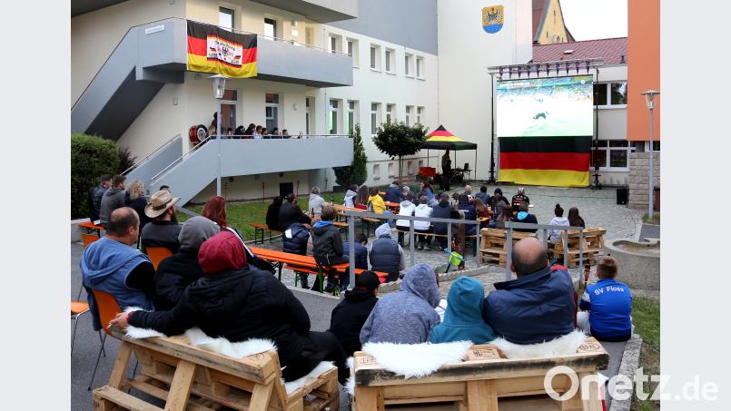 Die Flosser bieten auch zum Spiel gegen Südkorea Public Viewing an - hoffentlich diesmal  ohne Decken und Winterjacken omu