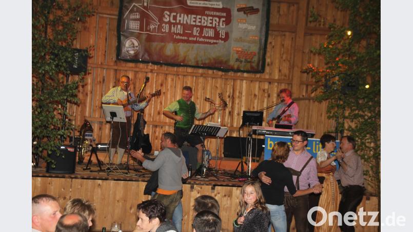 Am Samstagabend spielte die Band „Bayern-Live“ auf, wozu einige das Tanzbein schwangen. frd