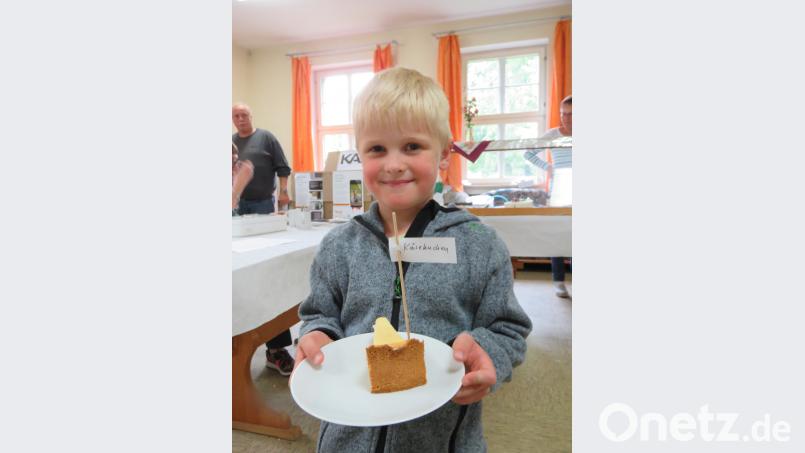 Auch ein Geburtstagskind war beim Pfarrfest: Der kleine Alexander feierte seinen sechsten Geburtstag mit einem Stück Käsekuchen. ubb