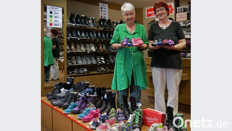 Jutta Hösl und Hannelore Schafferhans (von links) verkaufen die letzten Schuhe im Laden. tr