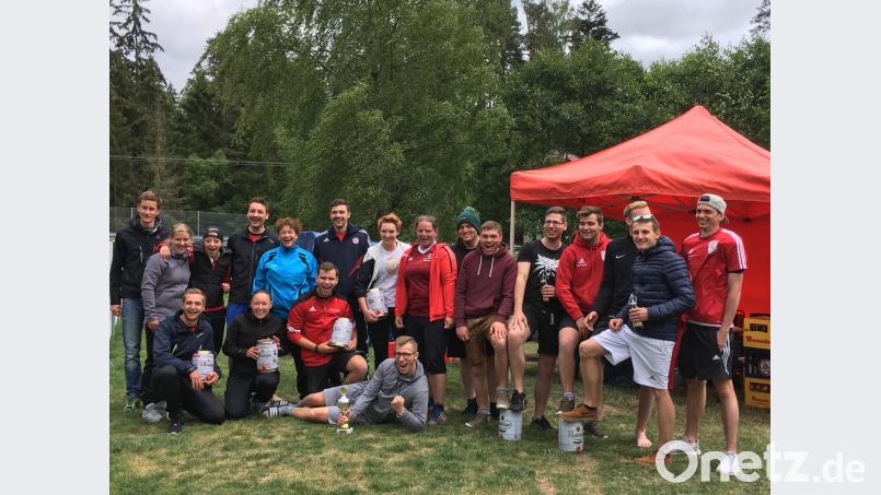 JU-Vorsitzender Pius Stahl (links)  mit den drei erstplatzierten Mannschaften des Beachvolleyballturniers 2018:  Rang drei erreicht  TSV Fußball II, ganz oben auf dem Treppchen landet  der Pokalsieger TSV Fußball I, Rang zwei  die Hulzstoussbuam. cro