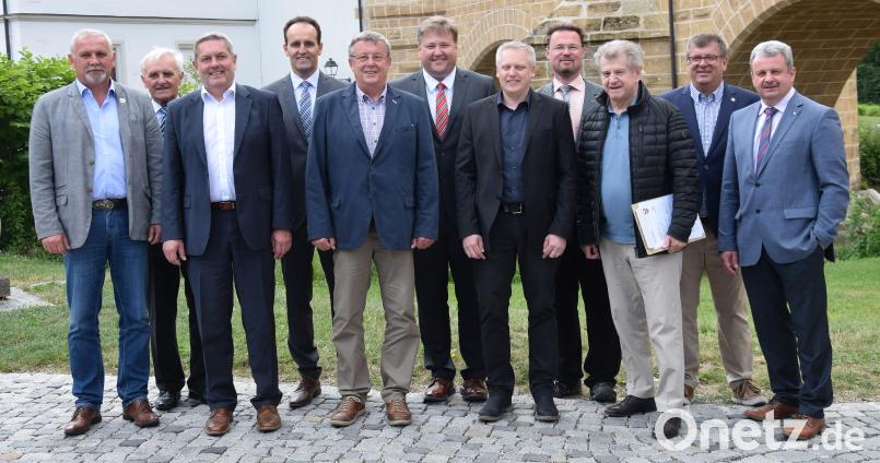 Die in der Initiative gegen die Ungleichbehandlung zusammengeschlossenen Oberpfälzer Truppenübungsplatz-Anrainerkommunen lassen nicht locker (von links): Ludwig Biller (Weiherhammer), Helmut Klier (Freihung), Joachim Neuß (Auerbach), Hans-Jürgern Strehl (Edelsfeld), Hans Koch (Königstein), Stefan Braun (Kastl), Jürgen Kürzinger (Kirchenthumbach), Florian Junkes (Hohenburg), Sebastian Schärl (Markt- und Kreisrat Hohenburg), Peter Braun (Schmidmühlen), Ulrich Brey (Kallmünz). bö