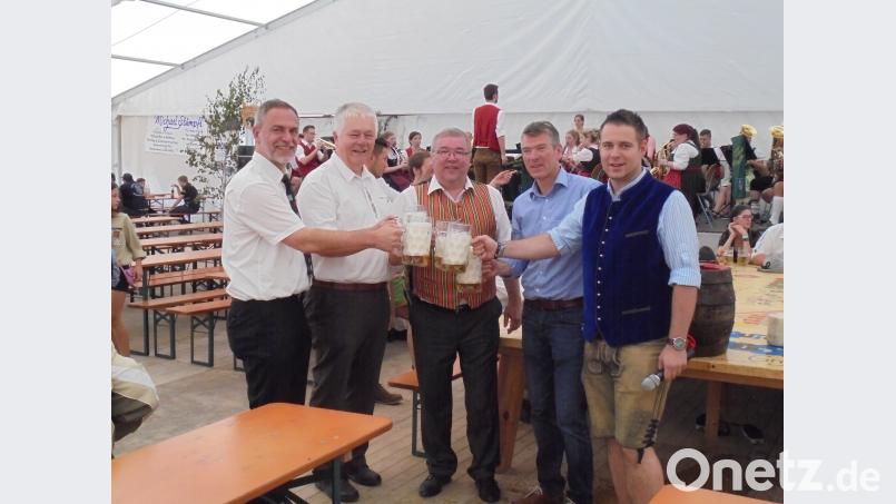 Nach dem offiziellen Bieranstich im Festzelt durch Bürgermeister Sepp Reindl (Dritter v.l.) stießen  dieser mit Pfarrer Josef Irlbacher, MdL Reinhold Strobl, Bräu Anton Bruckmüller und dem Vorsitzende des Schnoittenbecker KirwaVereins Daniel Hutzler auf das Gelingen der Vitus-Kirwa an. ads