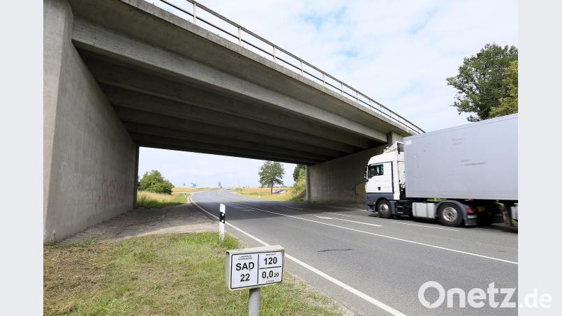 Die Brücke der Bundesstraße 85 über die Kreisstraße 22 bei Fronberg wird saniert. Bild: Hösamer