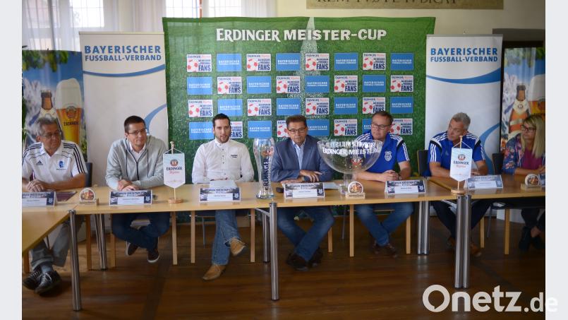 Bei der Auslosung des Bezirksentscheids zum Erdinger Meistercup 2018 ref