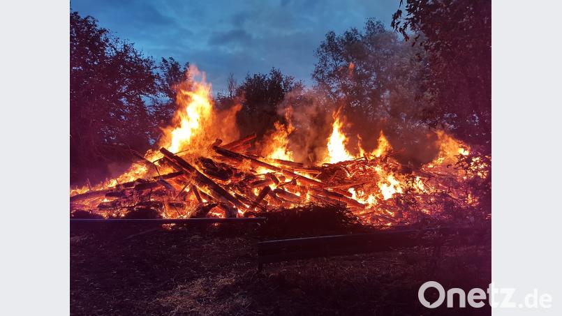 Die Wurzer brennen heuer ein beeindruckend großes Johannisfeuer ab. tok