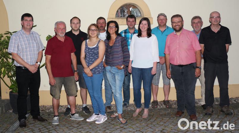 Dem Festausschuss gehören folgende Personen an:
Von links: Arno Stahl, Max Kirchberger, Lukas Haberkorn, Lisa Schleicher, Roland Wagner, Tanja Steinkohl, Martin Wöhrl, Andrea Heining, Martin Stangl Hans Walter, Josef Etterer, Rudi Stahl jun.
Zu Festwirten wurden Roland Wagner, Rudolf Stahl jun. und Martin Stangl ernannt. rpp