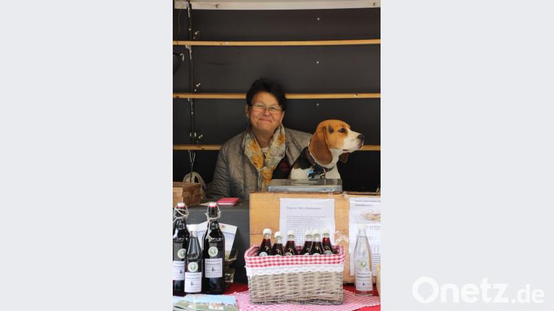 Frau mit Hund wartete auf Kundschaft. kro