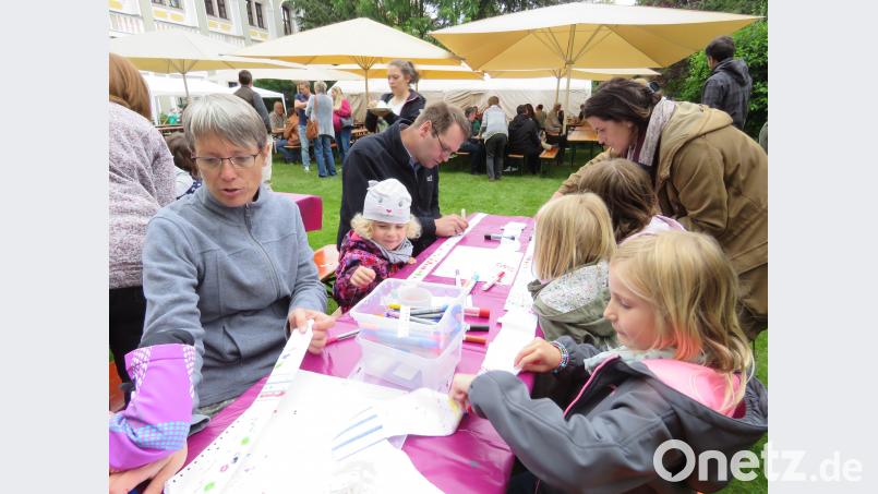 Während die Kinder mit Malen beschäftigt waren, konnten sich die Erwachsenen an den Biertischen gemütlich unterhalten. ubb