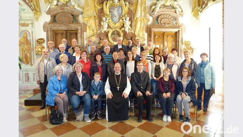 Der Chor der Basilika im Festsaal der Abtei Schlierbach. In der vorderen Reihe Abt Nikolaus Thiel und rechts daneben Kirchenmusikdirektor Andreas Sagstetter. exb