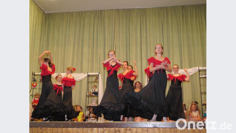 Rassige Spanierinnen in der Waldsassener Turnhalle. ubb