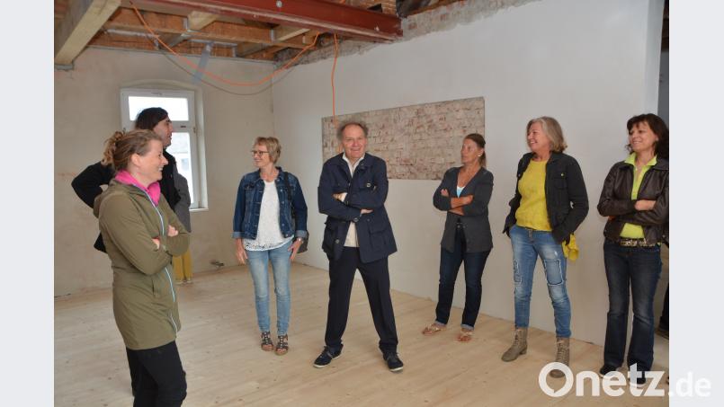 Das Ehepaar Ritzka und Architekt Volker Schwab sanieren behutsam und mit viel Gespür zwei ortsbildprägende Jahrhundertwende-Häuser. dob